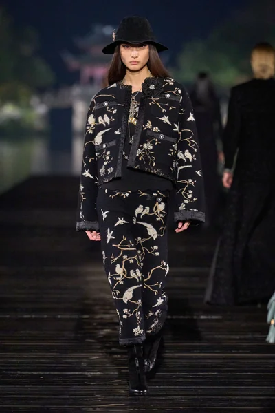 Look 15
